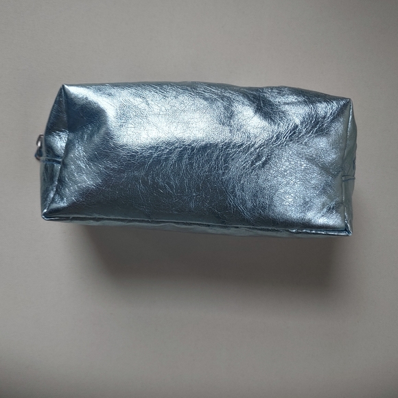 HOLIDAY PICK 🧶 Metallic Blue Pouch - Picture 4 of 7